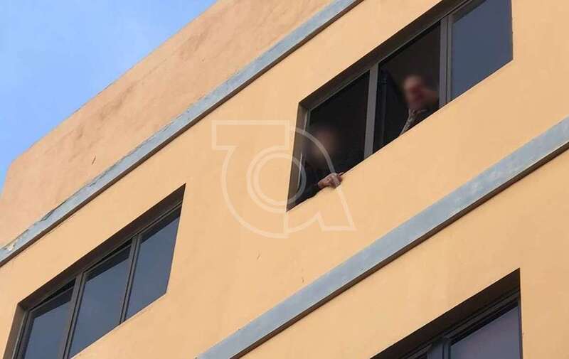 El piso desalojado ocupa la última planta de un inmueble de Los Llanos/TA.